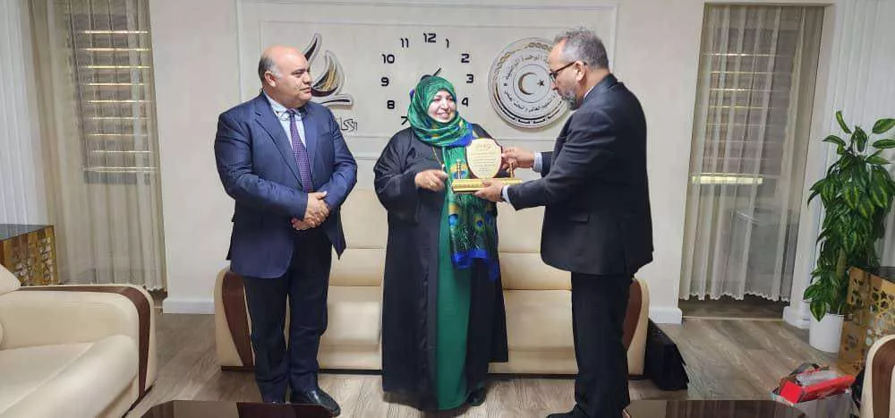 تكريم نائبة مدير الادارة المالية بالاكاديمية  من فرع الاكاديمية بالمنطقة الشرقية (-اجدابيا)