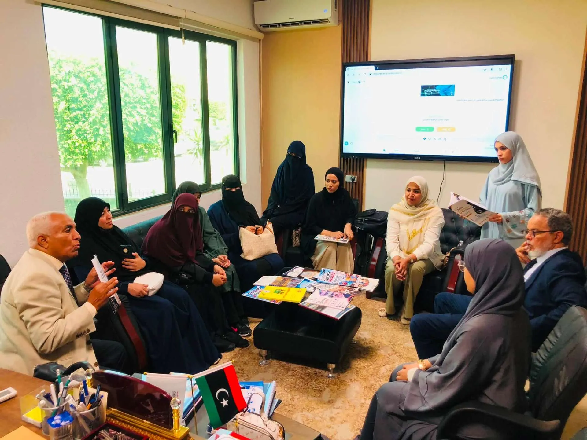لقاء علمي وأكاديمي يستعرض إصدارات تعليم اللغة الإنجليزية بالأكاديمية الليبية