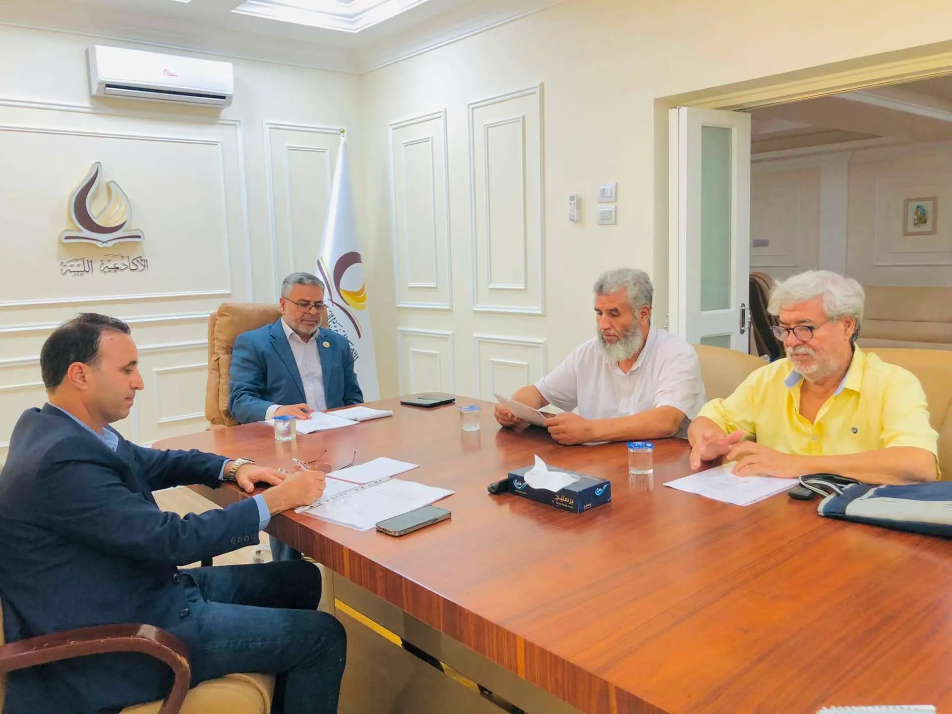 الأكاديمية الليبية للدراسات العليا تبحث إطلاق مبادرة وطنية لتقديم حلول علمية لأزمة الكهرباء في ليبيا