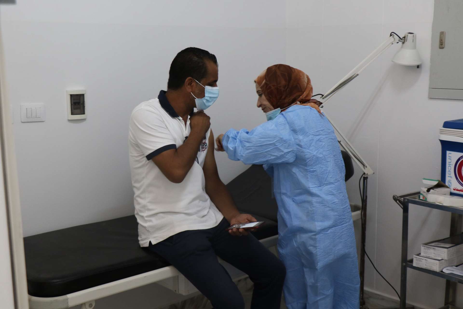 حملة تطعيم ضد فيروس كورونا بالأكاديمية الليبية