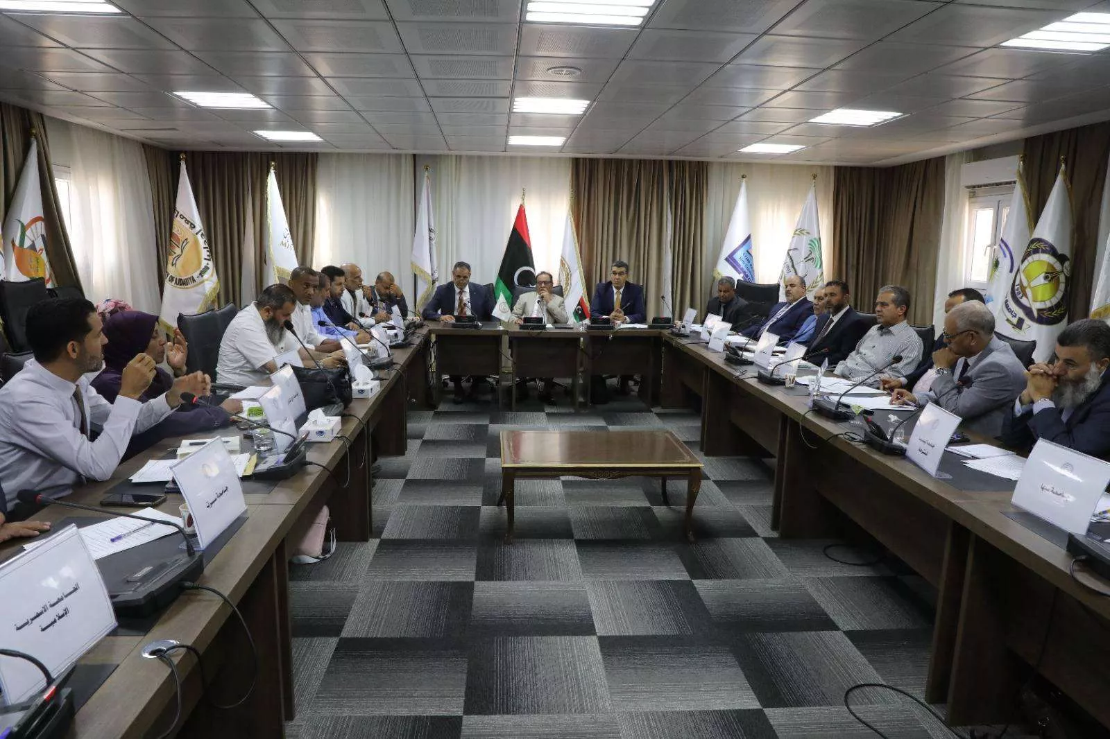 عقدت إدارة الدراسات العليا بوزارة التعليم العالي والبحث العلمي، صباح اليوم الأربعاء 25 يونيو 2025م اِجتماعاً بِمديري إدارات الدراسات العليا بالجامعات الليبية، بِحضور معالي الوزير الدكتور