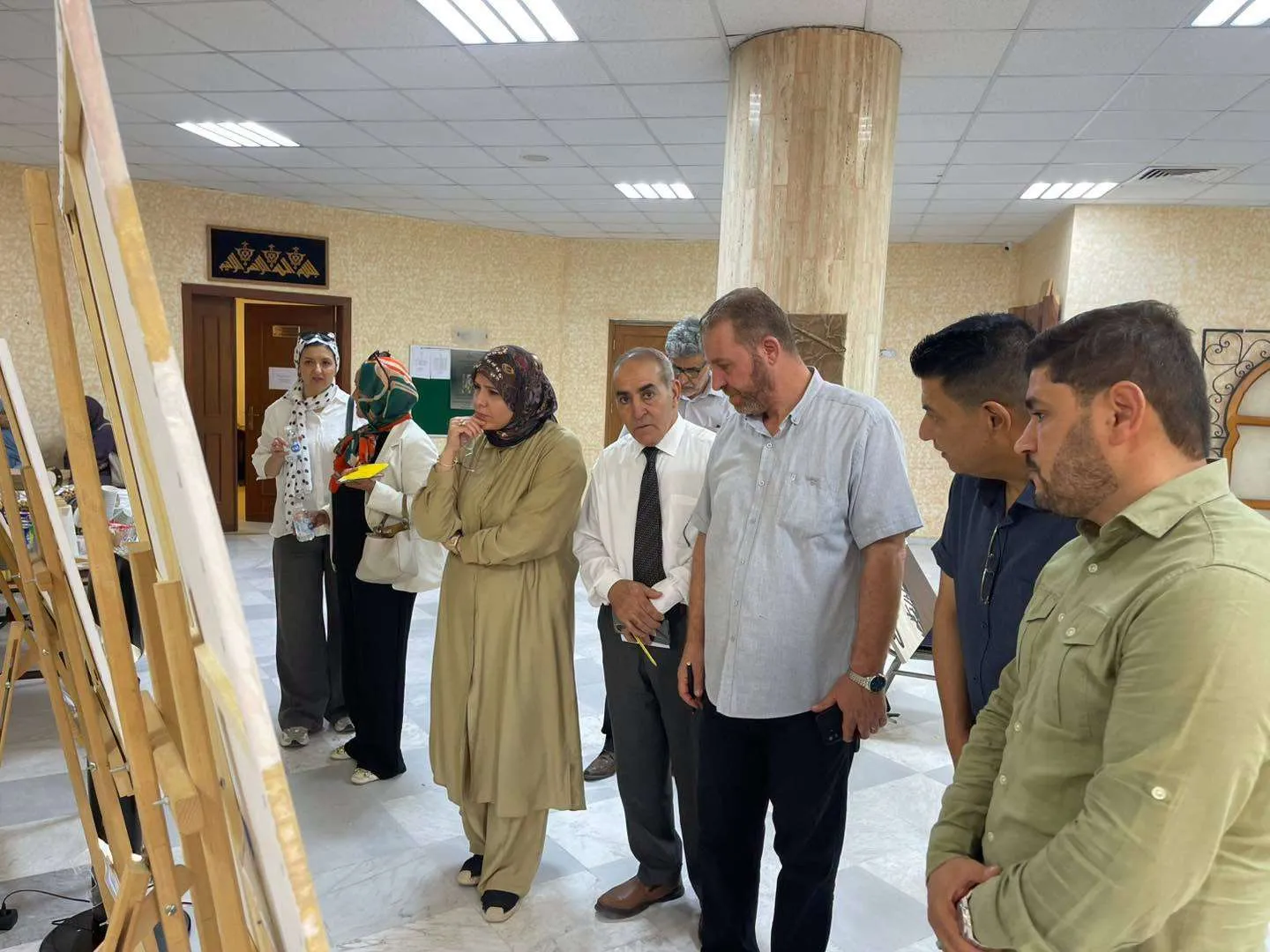 في إطار السعي الدؤوب لمدرسة الإعلام والفنون بالأكاديمية الليبية بقسم الفنون التشكيلية للنهوض بالفنون التشكيلية والتعريف بها وبحضور  أعضاء هيئة التدريس بالمدرسة أقيم في اليومين الماضيين بتاريخ 2026/6/21 معرضا للفنون التشكيلية لطلبة الماجستير  ضمن مقرر الفن والتربية الخاصة بإشراف