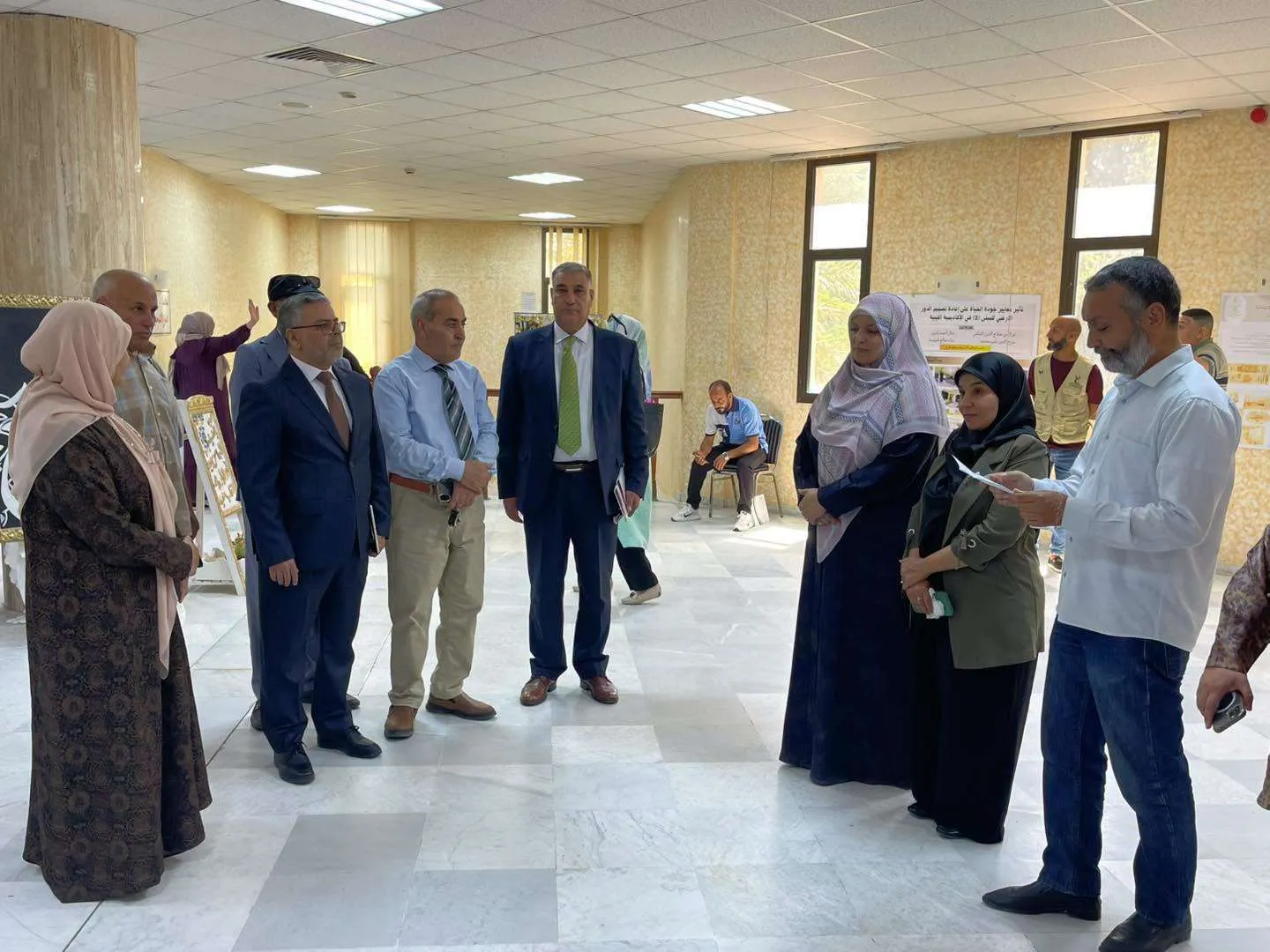 بحضور رئيس الأكاديمية الليبية ا.د  احمد الدويك وبعض من مدراء الادارات وأعضاء هيئة التدريس وبحضور عميدة المدرسة د.ايمان السويحلي أقيم اليوم الاربعاء بتاريخ 2026 يونيو 24 معرضا للفنون التشكيلية لطلبة الدكتوراه  ضمن مقرر الفن والبيئة  وبإشراف