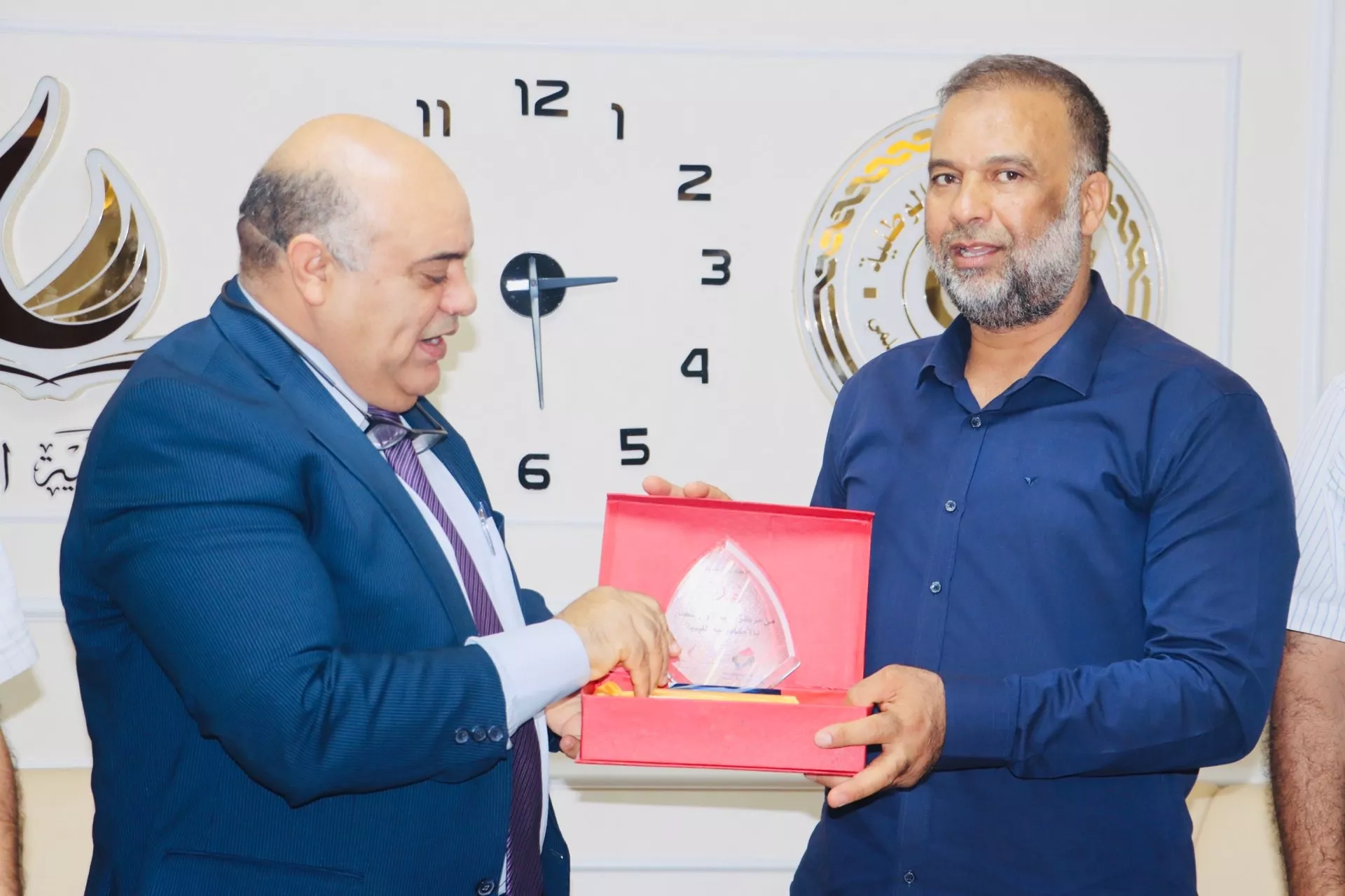 مركز الريادة و الإبتكار بالأكاديمية الليبية للدراسات العليا تكرم مدير فرع الجهاز طرابلس