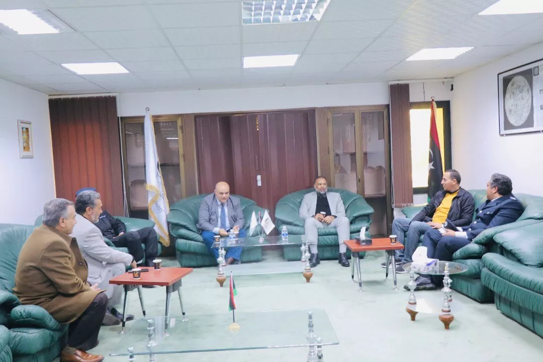 مراقب تعليم جنزور و الوفد المرافق له يزور الأكاديمية الليبية للدراسات العليا