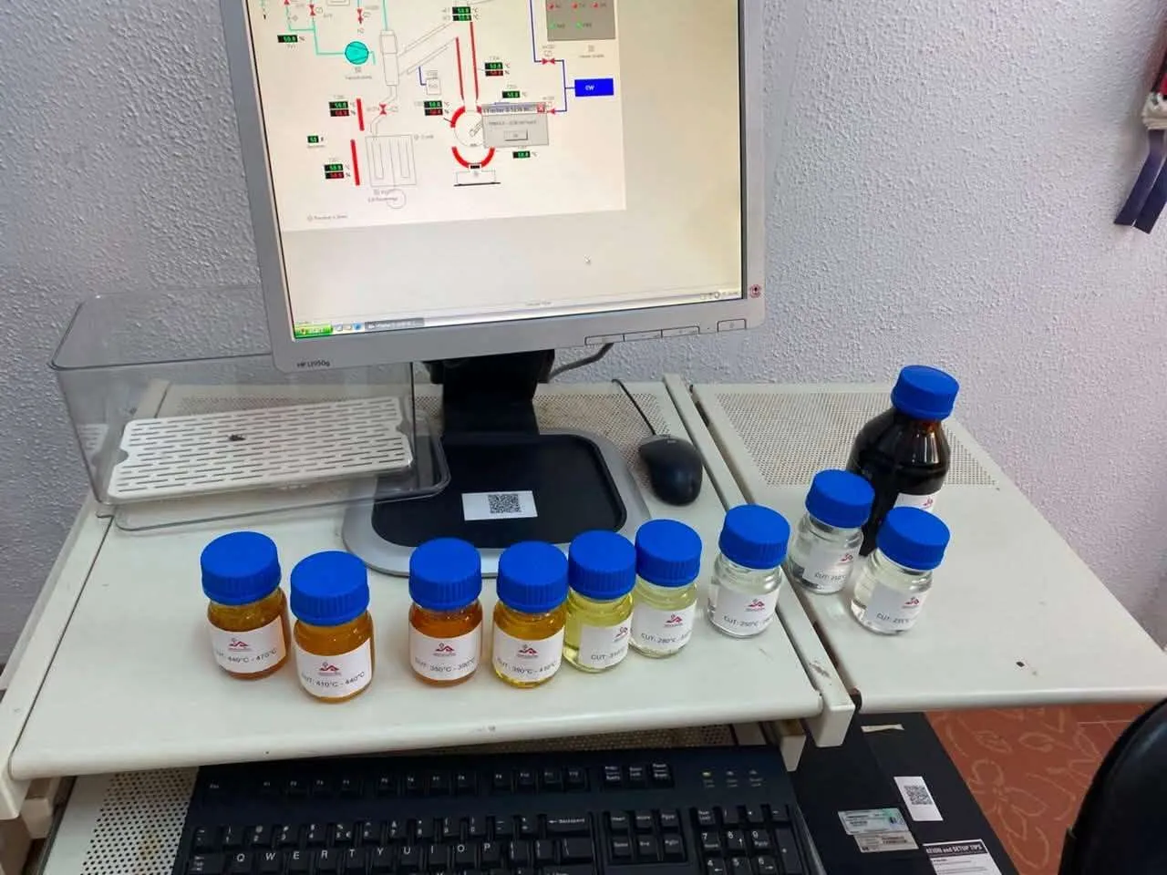 الأكاديمية الليبية للدراسات العليا تنظم زيارة علمية لطلبة برنامج الماجستير بقسم الهندسة الكيميائية إلى مختبرات مركز بحوث النفط بطرابلس